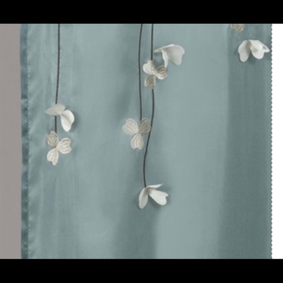 Lush Decor| Flower Drop shower curtain - Picture 5 of 9